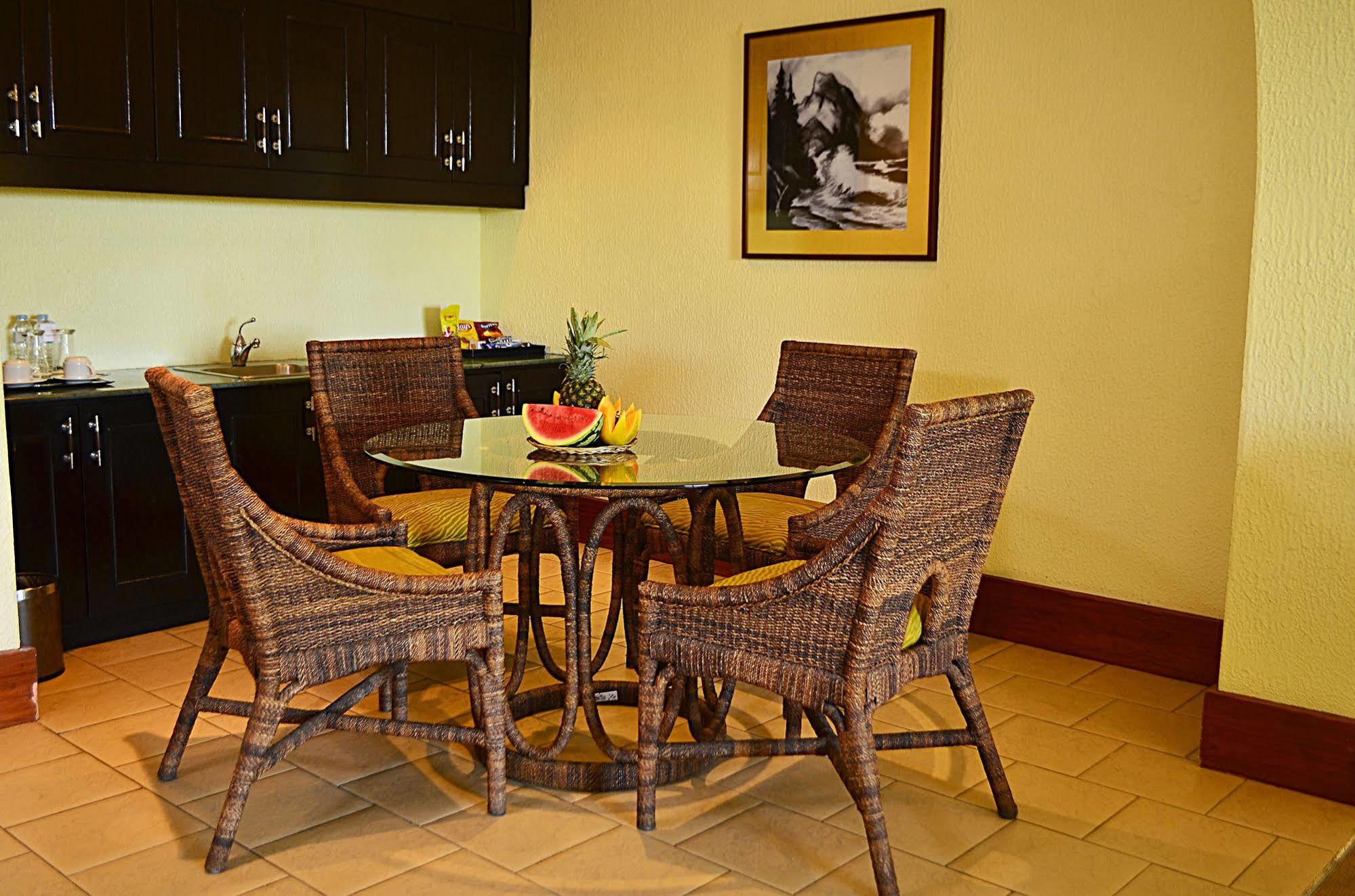 Thunderbird Resorts - Rizal Binangonan Екстериор снимка