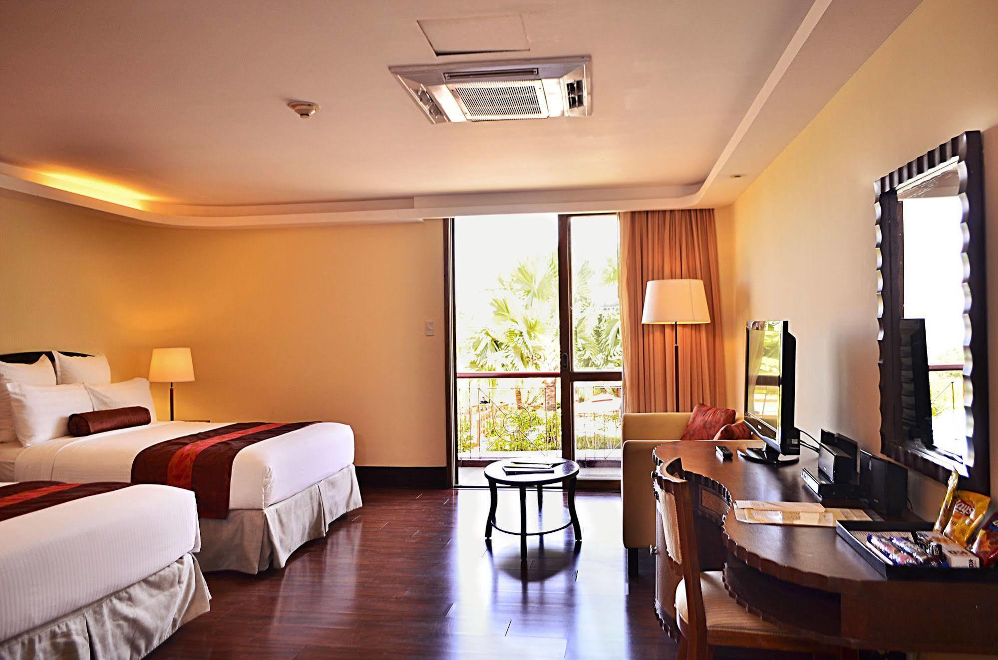 Thunderbird Resorts - Rizal Binangonan Екстериор снимка
